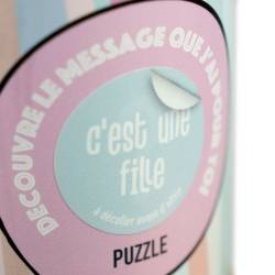 Puzzle en boite de la marque bwat avec le message "c'est une fille" à offrir en gros plan.