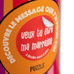 Puzzle en boite de la marque bwat avec le message "veux-tu être ma marraine ?" à offrir en gros plan.