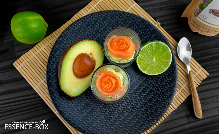 Presentatie idee verrine zalm, avocado en chiazaad