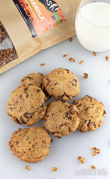 Recette de cookies au granola extra moelleux avec un verre de lait, parfait pour le goûter !
