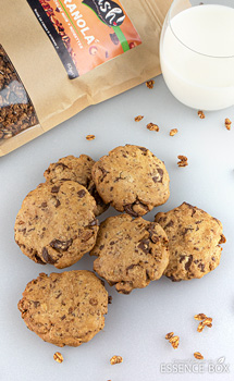 essence-box-cookie-granola-krush-chocolat-noir-et-noisettes-et-verre-de-lait.jpg