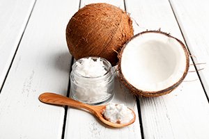 Huile de coco avec sa noix de coco